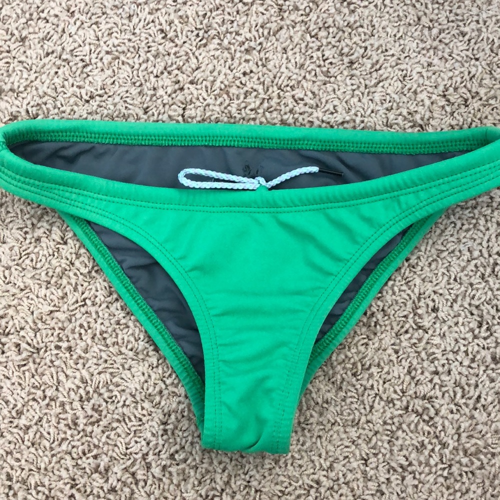 Jolyn Green Europe bottoms M